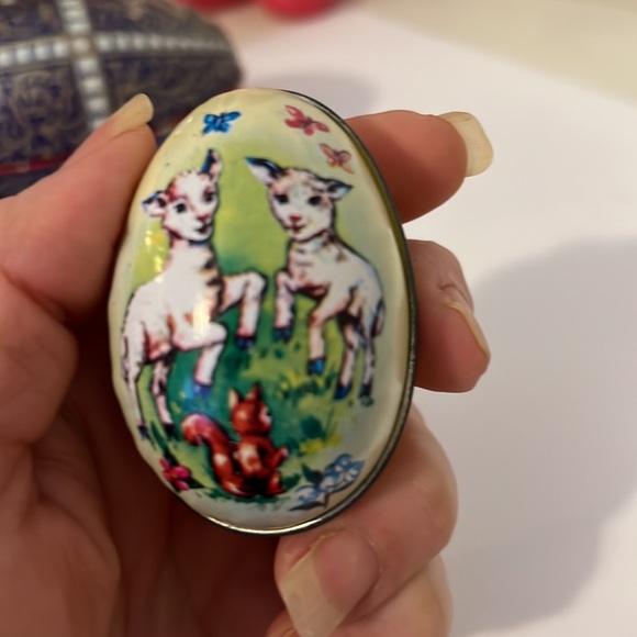 4 vintage tin Hong Kong & unmarked Easter egg candy container - Picture 8 of 12